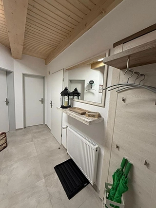 Heller Flur mit Garderobe und Spiegel im Ferienhaus