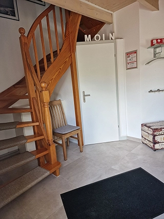 Holztreppe im Eingangsbereich des Ferienhauses