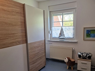 Fensterdekoration mit Segelboot im Kinderzimmer