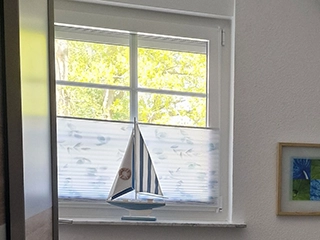 Kinderzimmer mit zwei Einzelbetten unter Dachschräge