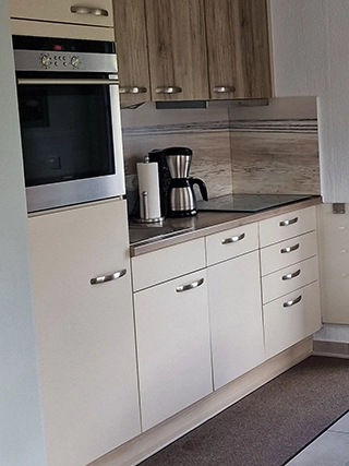 Moderne Einbauküche mit Kaffeemaschine