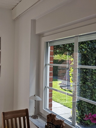 Fensterplatz mit Blick in den Garten