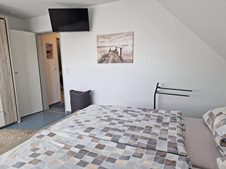 Helles Schlafzimmer mit großem Fenster