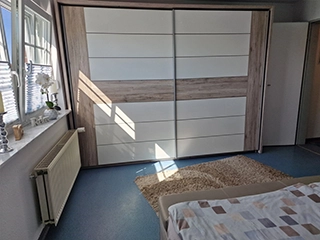 Doppelbett im modernen Schlafzimmer