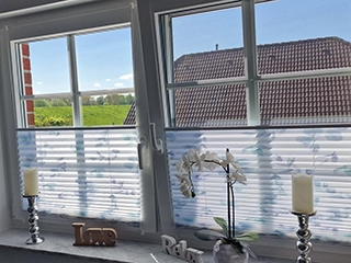Schlafzimmer mit TV und Dachschräge