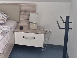 Großes Bett mit modernen Nachttischen