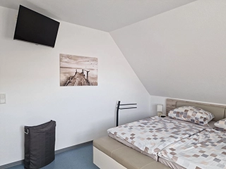 Fenster mit Blick ins Grüne im Schlafzimmer