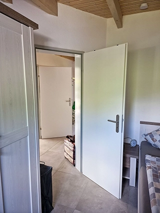 Blick vom Schlafzimmer in den Flur des Ferienhauses