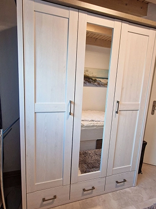 Großer Kleiderschrank mit Spiegel im Schlafzimmer