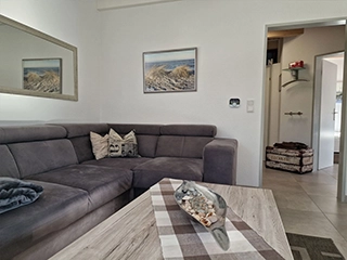 Wohnbereich mit großer Sofalandschaft und Couchtisch