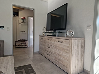 Wohnzimmer mit Fernseher und moderner Kommode