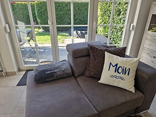 Moderne Wohnlandschaft mit Blick in den Garten