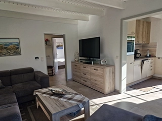 Großes Wohnzimmer mit Sofas und Terrassenzugang