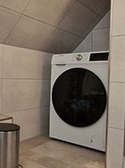 Fenster und Stauraum im Badezimmer