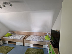 Kinderzimmer mit zwei getrennten Betten