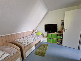 Kinderzimmer mit Spielen und Stauraum