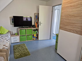 Schiebeschrank mit Ablagen und Fächern