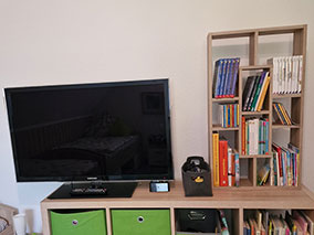 Einzelbett mit integrierten Schubladen