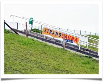 Deichübergang vom Parkplatz zur Strandsauna.